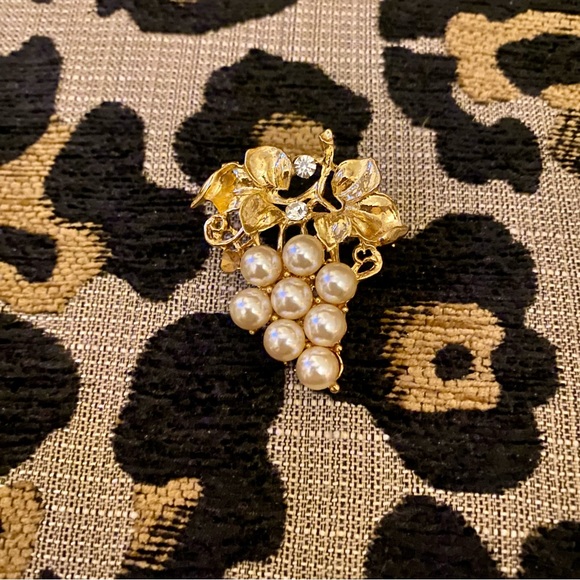 Vintage gold pearl and rhinestones grape cluster brooch - Picture 3 of 5